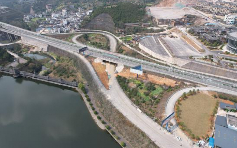 原凱里收費(fèi)站旁綠化用地處置